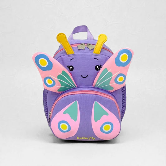 Sac à dos fille maternelle papillon violet vu de face avec ailes roses.
