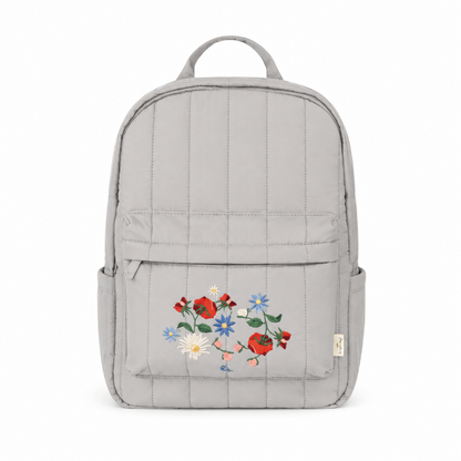 Sac à dos fleuri enfant gris perle avec poche avant matelassée, poches latérales et bouquet brodé, vue de face