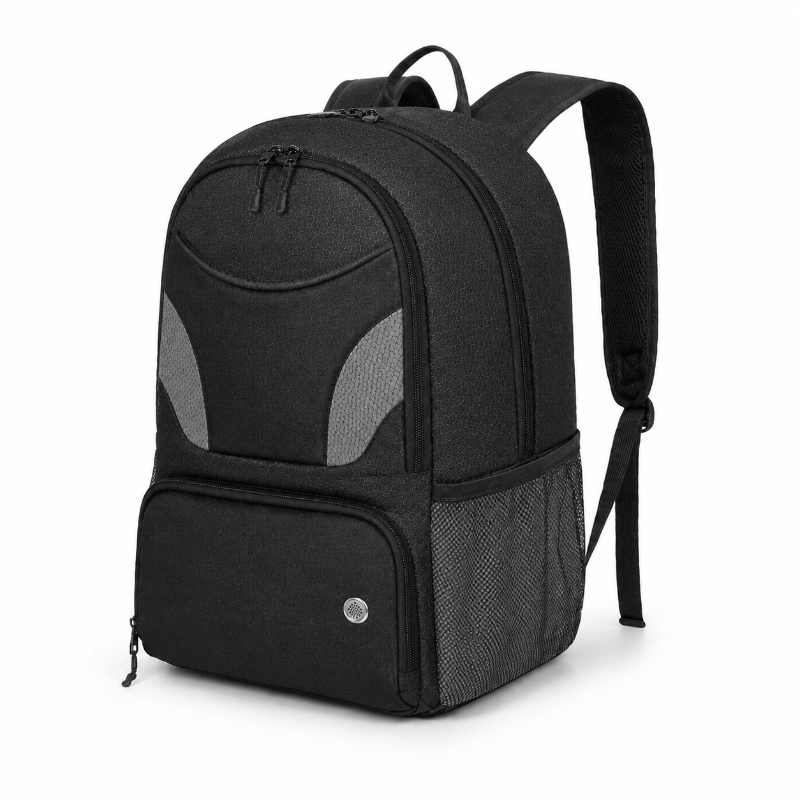 Sac à dos de football enfant noir vu de trois quarts avec plusieurs compartiments et poche latérale en maille