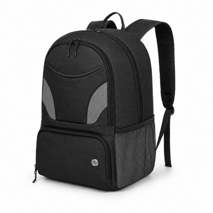 Sac à dos de football enfant noir vu de trois quarts avec plusieurs compartiments et poche latérale en maille