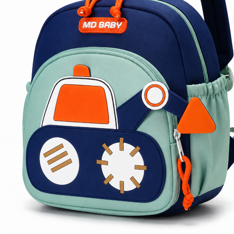 Détail du motif chantier et de la poche avant du sac à dos maternelle bleu