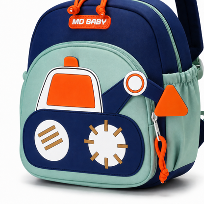Détail du motif chantier et de la poche avant du sac à dos maternelle bleu