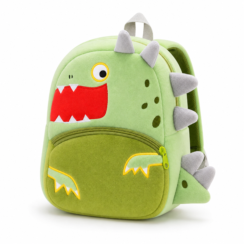 Sac à dos maternelle dinosaure vert avec visage, cornes et poche zippée, vue de trois quarts