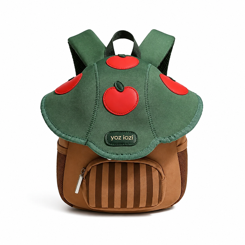 Petit sac à dos maternelle enfant vert et marron avec rabat champignon, pomme rouge et poche avant rayée, vue de face