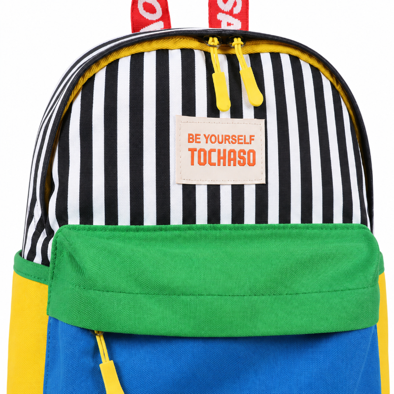 Détail des rayures colorées et de la poche avant du sac à dos maternelle