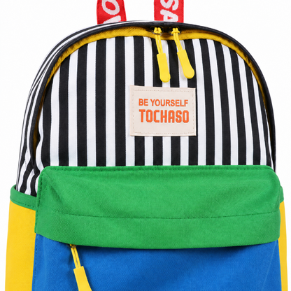 Détail des rayures colorées et de la poche avant du sac à dos maternelle