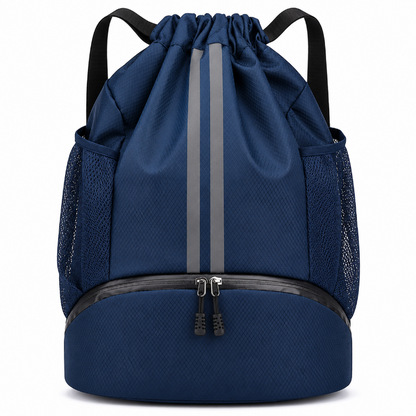 Sac à dos nataion enfant à cordon bleu marine sur fond blanc, avec deux poches latérales en filet, bandes grises verticales et compartiment inférieur zippé.