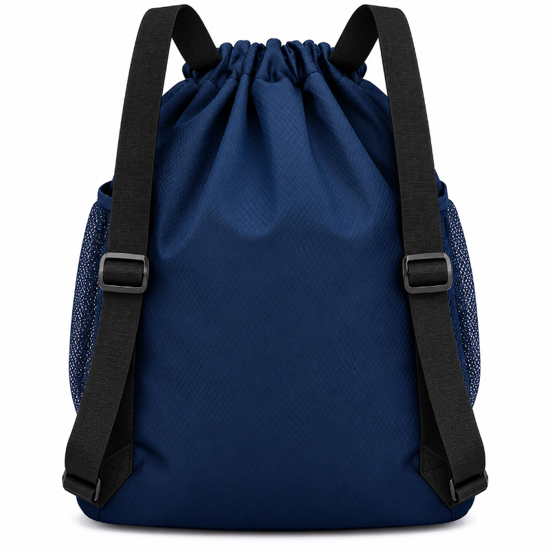 Sac à dos à cordon bleu marine sur fond blanc, avec deux poches latérales en filet, bandes grises verticales et compartiment inférieur zippé vue dos 