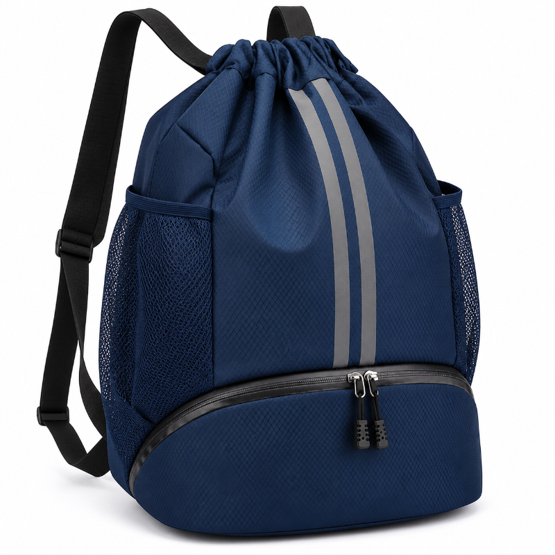 Sac à dos à cordon bleu marine sur fond blanc, avec deux poches latérales en filet, bandes grises verticales et compartiment inférieur zippé vu trois quart