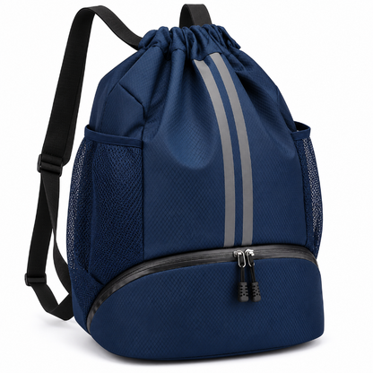 Sac à dos à cordon bleu marine sur fond blanc, avec deux poches latérales en filet, bandes grises verticales et compartiment inférieur zippé vu trois quart