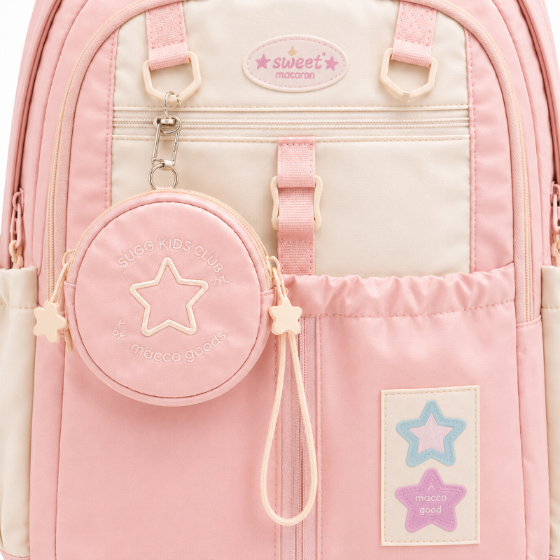 Détail de la poche avant, des étoiles et du porte-monnaie du sac à dos primaire rose