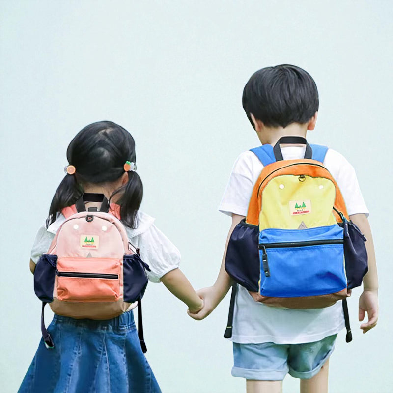 Fillette portant un sac à dos rose poudré pour enfant, modèle léger 2-6 ans