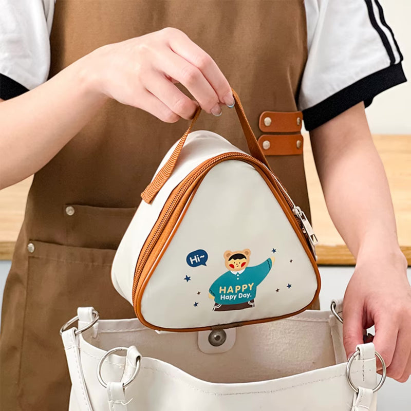 le sac vert sorti d’un tote bag par une main adulte