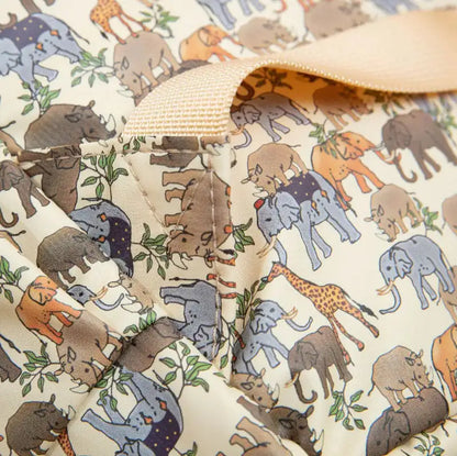Gros plan du motif animaux safari avec éléphants et girafes