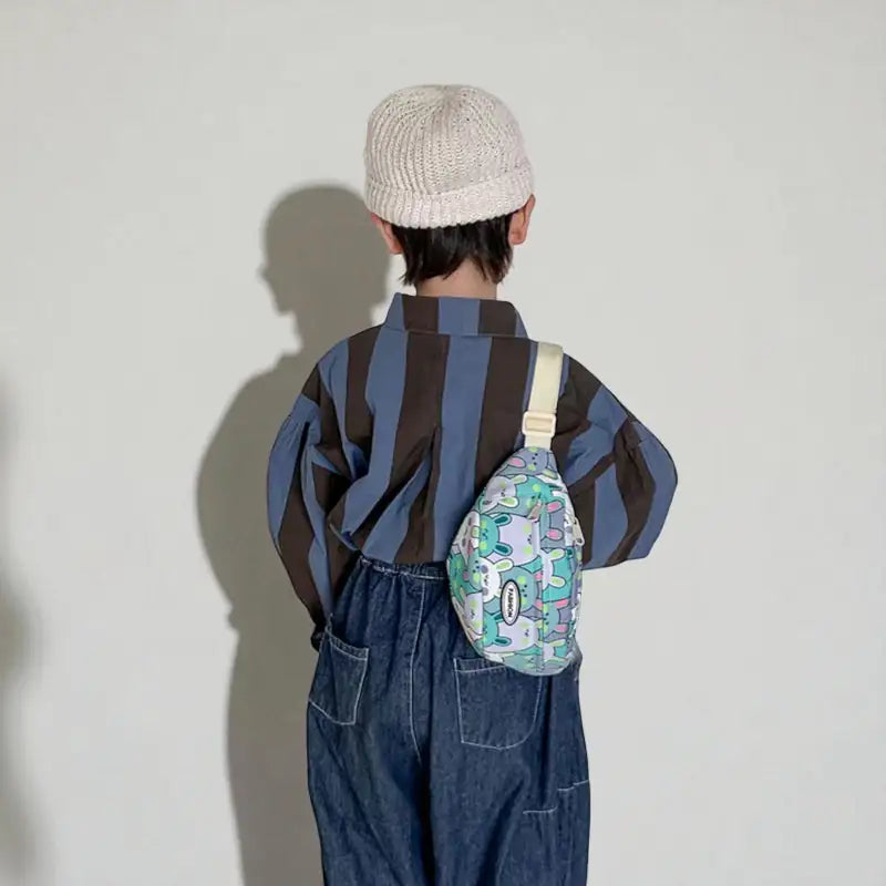 sac banane enfant lapin pastel vert porté en bandoulière dans le dos