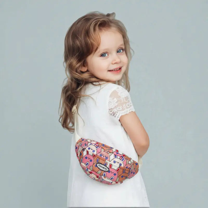 Sac banane fille Bunny Pop porté par un enfant, motif kawaii maternelle