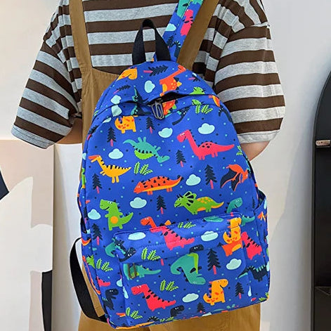 Sac cartable enfant dinosaures bleu porté en situation
