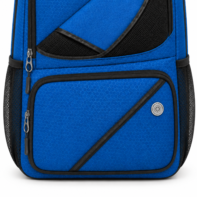 Détail de la poche avant et des fermetures du sac de foot enfant bleu