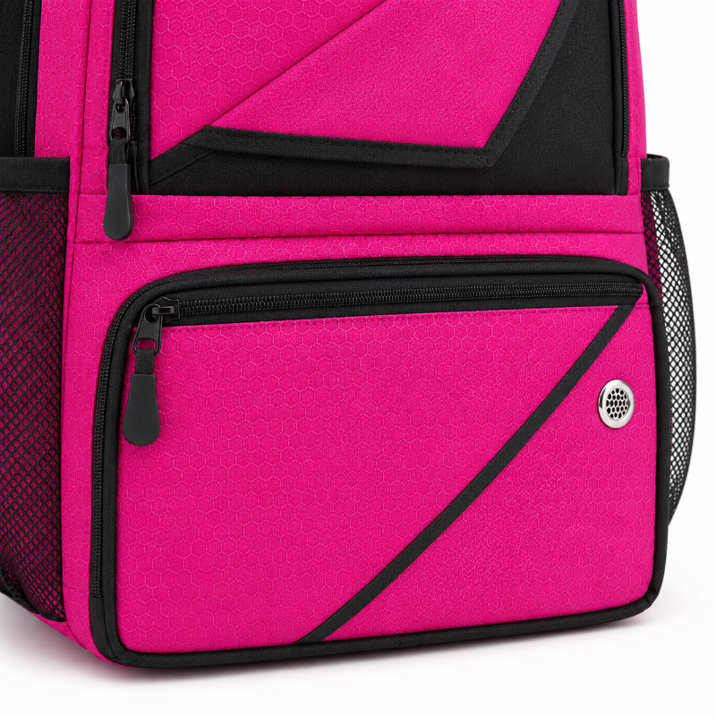 Détail de la poche avant et des fermetures du sac de foot enfant rose et noir