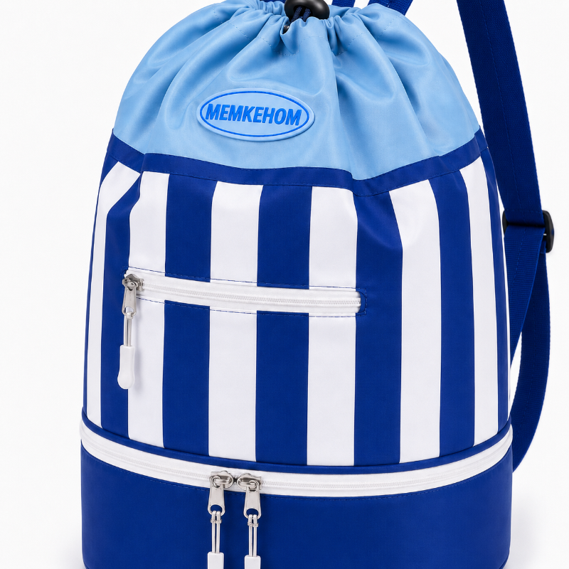 Détail des compartiments zippés, des rayures et du cordon de serrage du sac de piscine enfant
