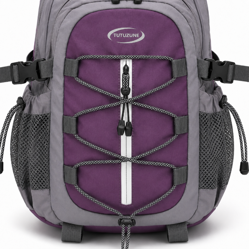 Détail des cordons élastiques et des poches du sac de randonnée enfant violet