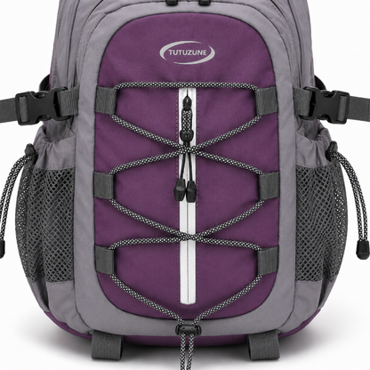 Détail des cordons élastiques et des poches du sac de randonnée enfant violet