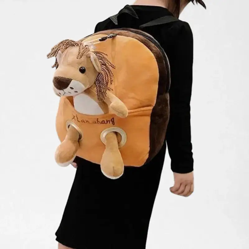 sac enfant crèche lion doux porté par un enfant
