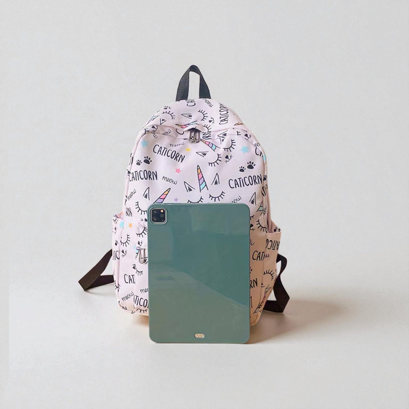 Sac à dos fille primaire Caticorn rose comparé à un iPad pour montrer la capacité