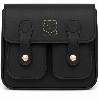 Détail des poches avant, des attaches dorées et du motif ours du sac maternelle enfant noir