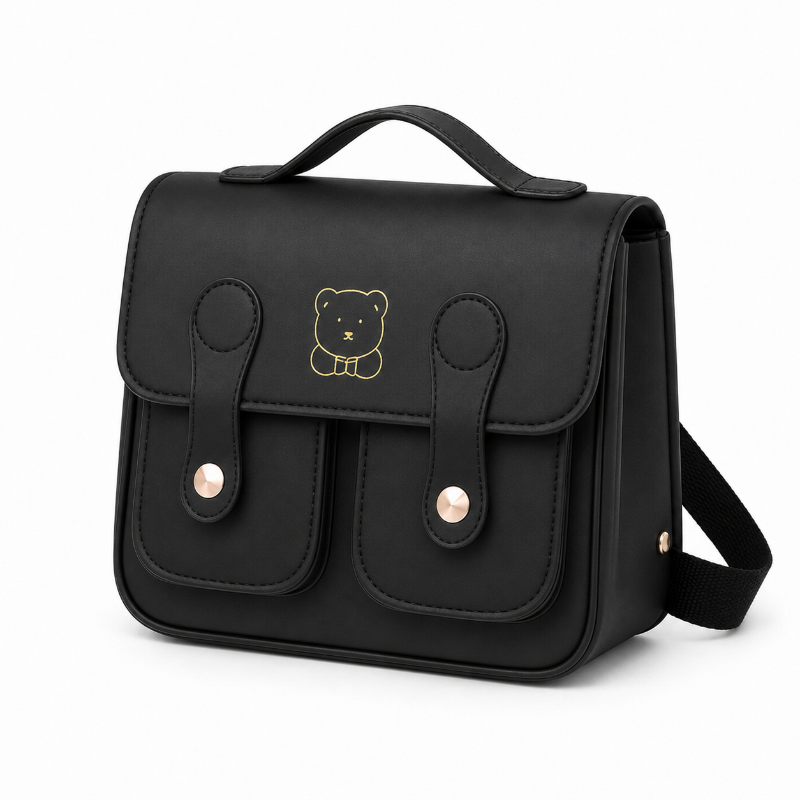 Sac maternelle enfant noir matelassé avec poignée et poches avant, vue de trois quarts