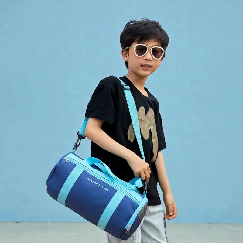 enfant portant un sac piscine enfant bleu Blue Splash en bandoulière
