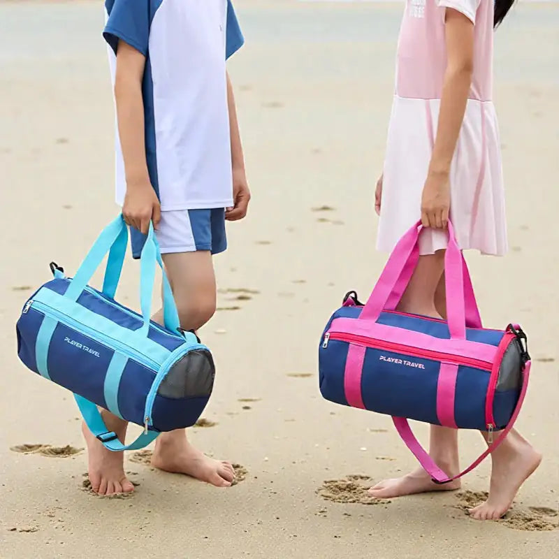 enfants tenant des sacs piscine enfant Blue Splash sur la plage
