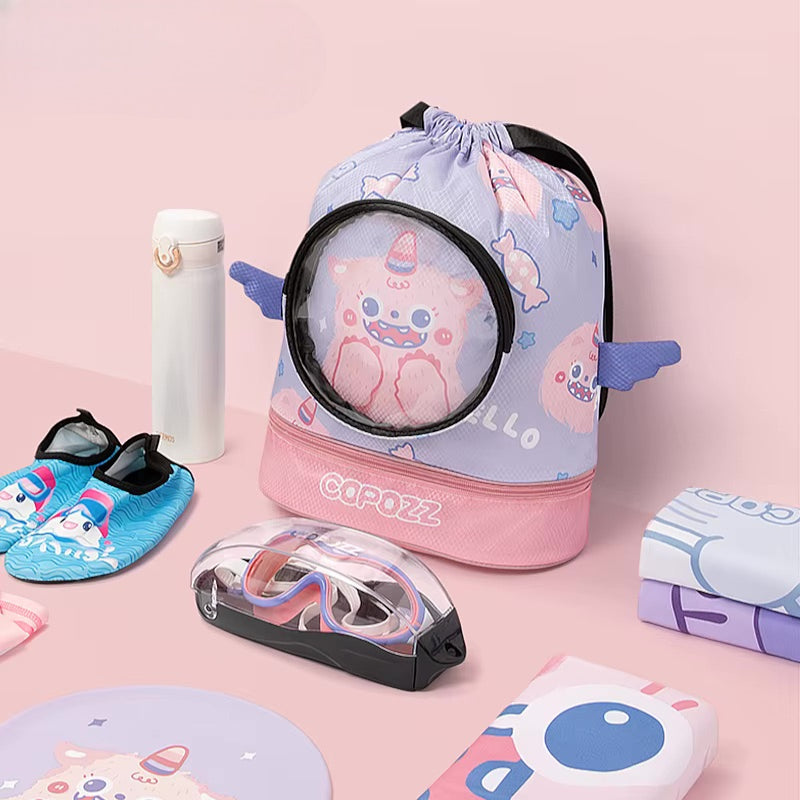 Sac Bubblecorn posé à côté d’accessoires de piscine pour enfant