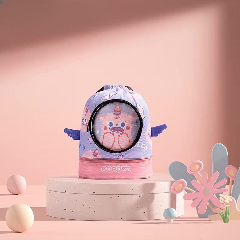 Sac piscine enfant motif Bubblecorn rose, exposé sur socle avec décor pastel