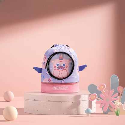 Sac piscine enfant motif Bubblecorn rose, exposé sur socle avec décor pastel