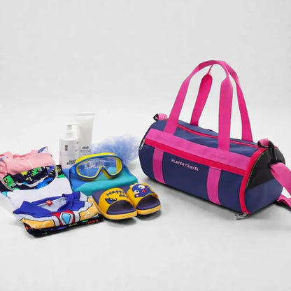 sac piscine enfant Pink Splash avec affaires de natation disposées autour
