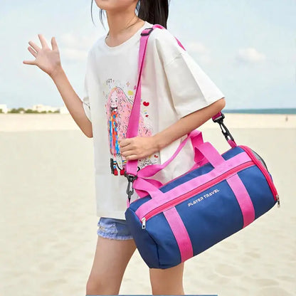 enfant portant le sac piscine enfant Pink Splash en bandoulière sur la plage