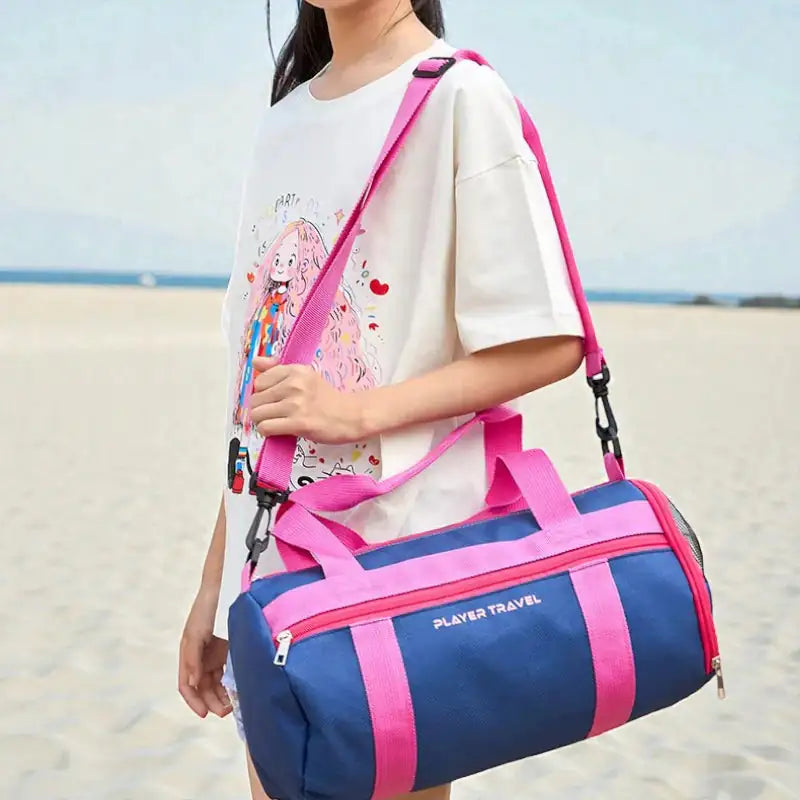 enfant portant le sac piscine enfant Pink Splash sur l'épaule
