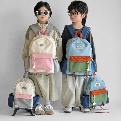 Enfants portant des sacs rando enfant multicolores format macaron
