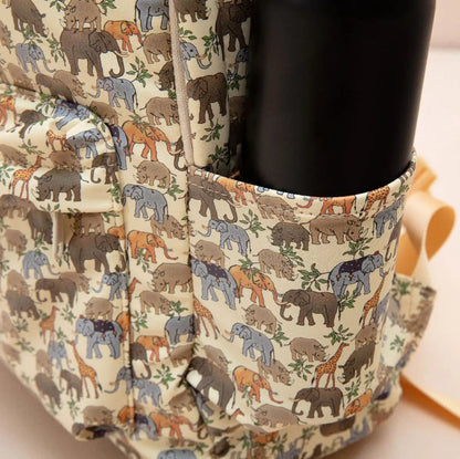 Poche latérale du sac motif éléphants avec gourde insérée