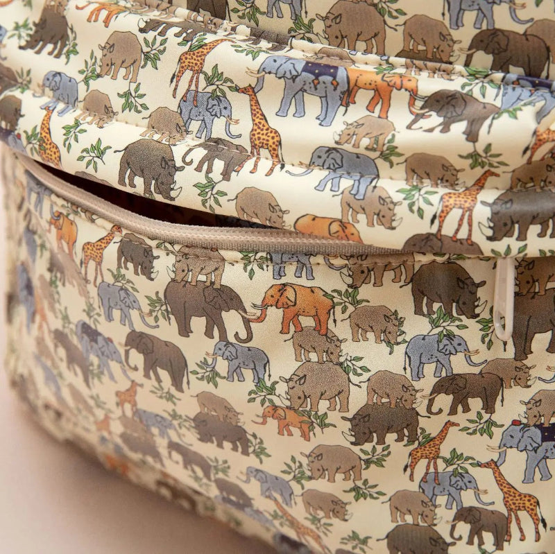 Détail de la poche avant zippée du sac motif éléphants