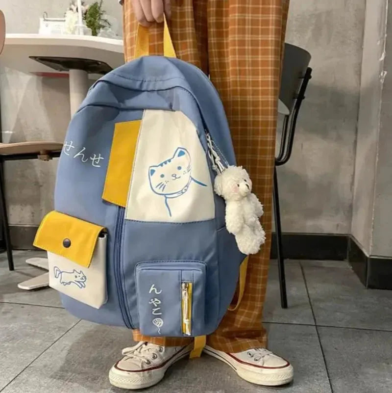 sac a dos bleu chat fille dans la main