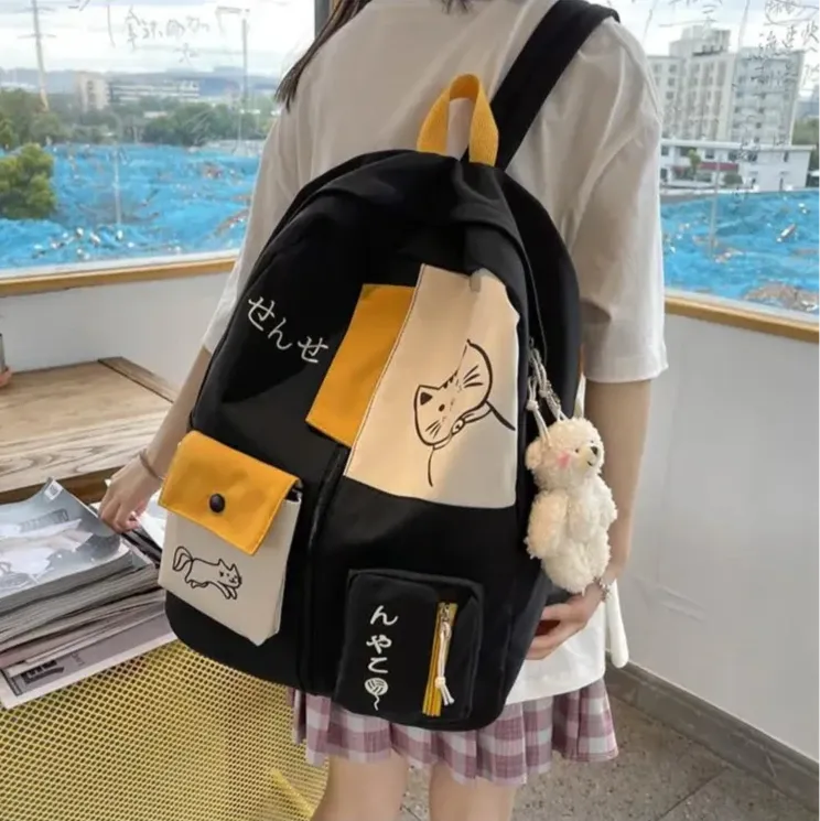 sac a dos chat noir sur écolière face