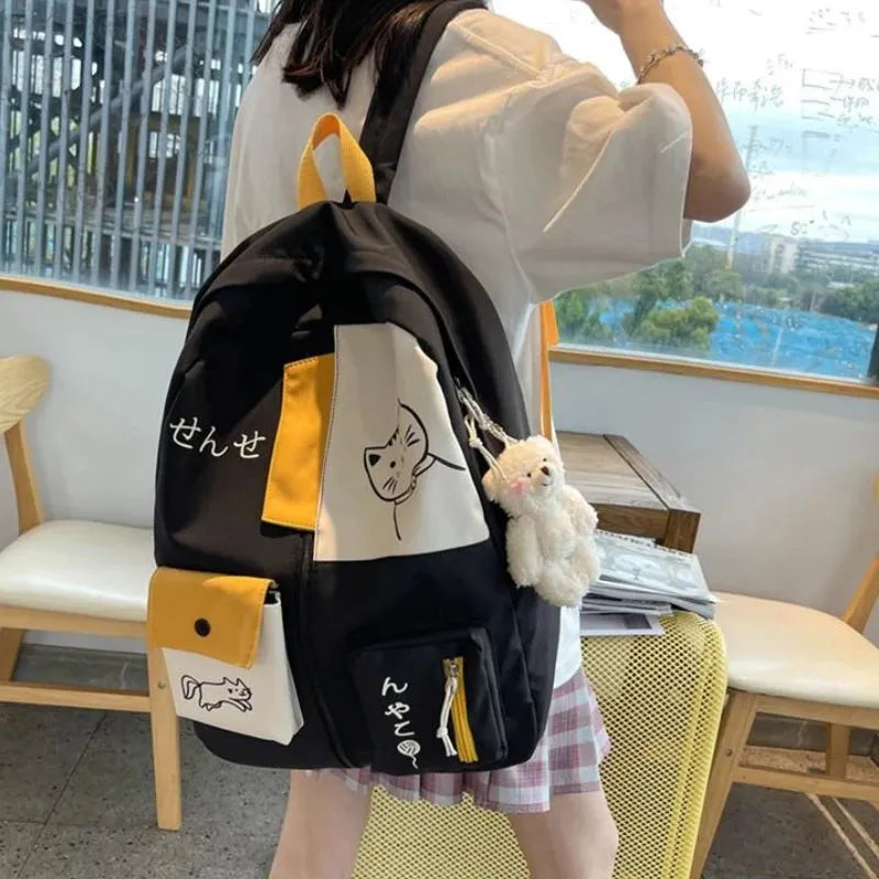 sac a dos chat noir sur étudiante