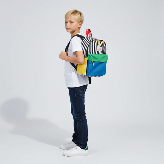 sac a dos maternelle coloré porté par un garçon
