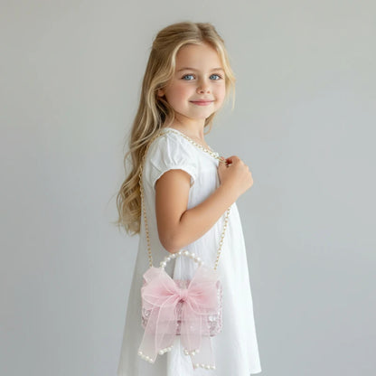 Sac à main pour enfant rose Perle porté par une petite fille