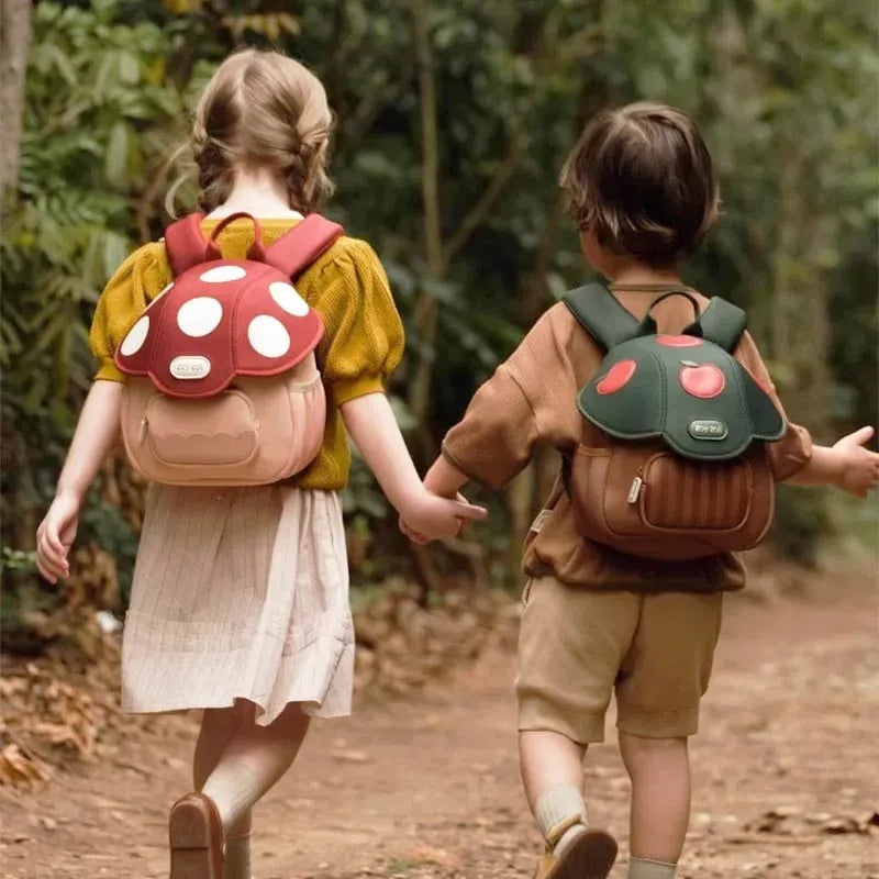 sac champignon enfant qui court dans la foret