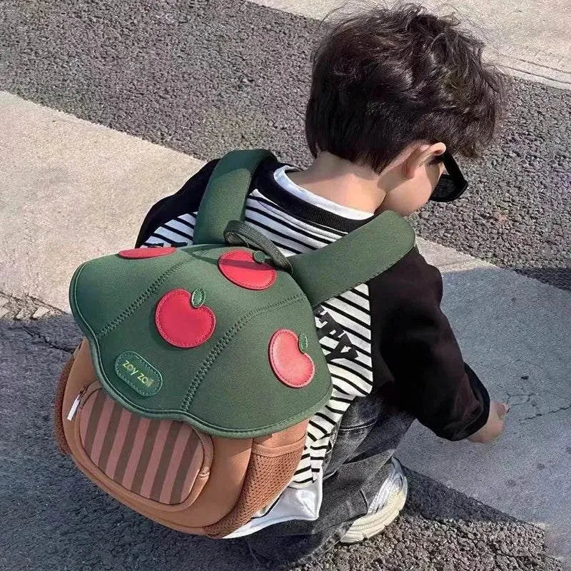 sac champignon vert garçon accroupi