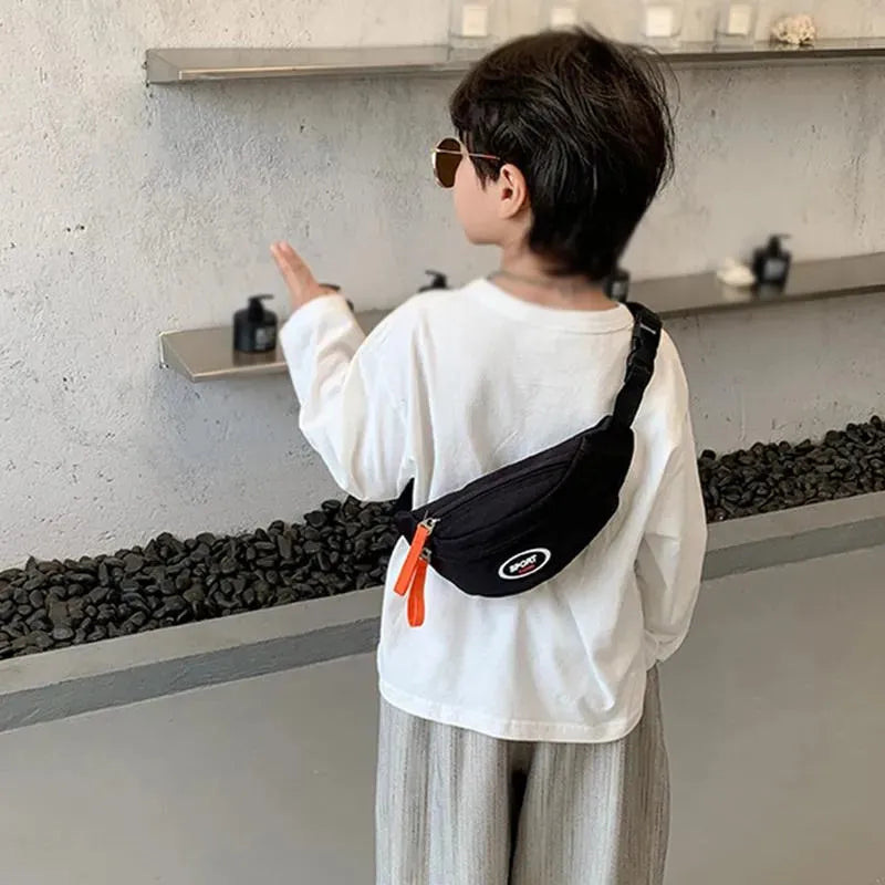 sac banane noir sur garçon