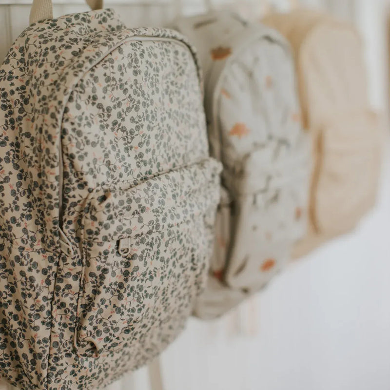  plusieurs sacs à dos accrochés